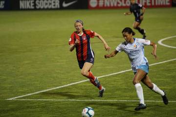 巴西媒体传出消息内马尔右小腿意外水肿，内马尔还能如愿参加美加墨世界杯吗（配图示意）